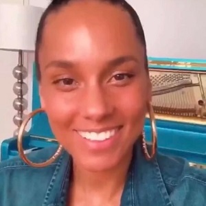 Alicia Keys, yesterday, announced the launch of her skincare line. Normally, Alicia Keys is very popular, and her music well-received, but her foray into skincare was met with backlash. Not only did regular people on Twitter speak out, but people such as James Charles and Manny MUA spoke out, though James Charles later apologized.