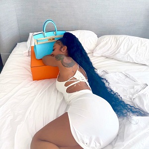 Jayda, Lil Baby's baby mama, got into beef with Ayesha, his other baby mama, after she posted this photo on IG. The photo is her hugging the Birkin bag that Lil Baby got her for Mothers' Day, earlier this year, causing a rant from Ayesha about Baby neglecting their son, but the focus soon turned to Jayda. Among other things, Ayesha accused Jayda of following her around, calling her "Lil Baby's fine baby mama," until she became one, herself, having STDs, and her come up only being from the Walgreens lawsuit, which led to Jayda coming back with receipts, plus saying that she and Walgreens haven't even settled their lawsuit yet, plus she's clean.