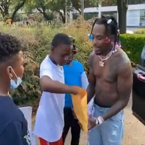 Sauce Walka is a major Houston rapper and he came through for the kids. This young rapper stopped a group of youth football players to hand them an envelope of cash, allowing them to reach in, and pull out a stack. On Twitter, Sauce Walka is receiving praise for his efforts.