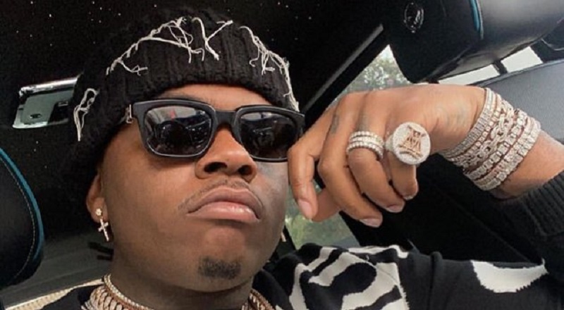 Gunna put up a simple post, showing off his new Rolls Royce, on Instagram, and fans dumped on it. Fans began flooding his comments, calling him "fat." Now, the joke has carried over to Twitter, where Gunna is trending, but he's not even fat, and then there's the woman on social media that fans are saying looks like Gunna, which she says isn't true.