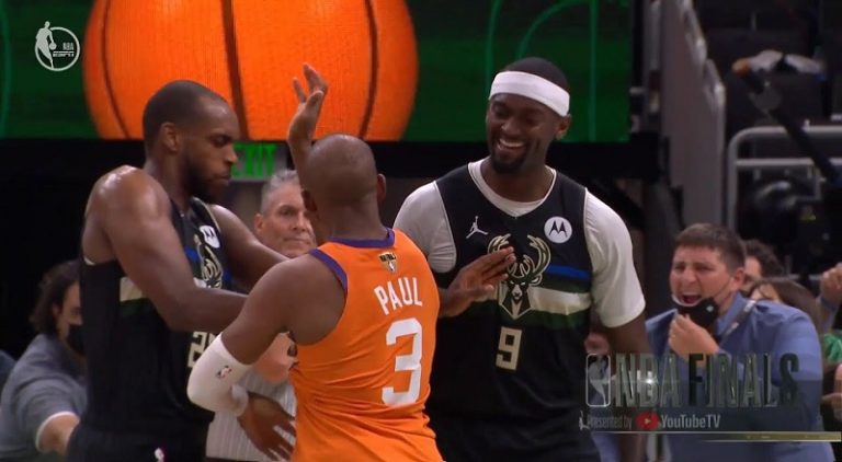 Bobby Portis stops Chris Paul from arguing with referee