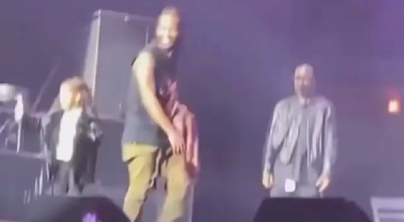 Omarion brings his kids on stage to dance