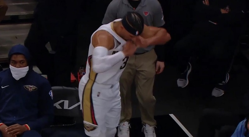 Josh Hart angrily rips his jersey after missing free throws
