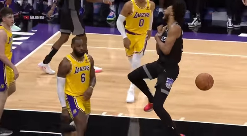 LeBron almost tore Marvin Bagley's arm off