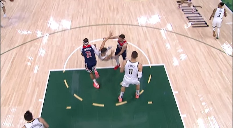 Tomas Satoransky knocks Grayson Allen to the floor and fight breaks out