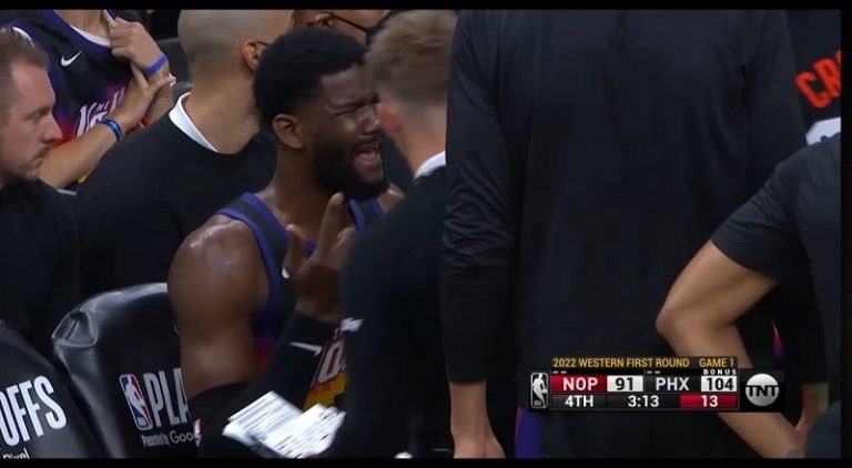 DeAndre Ayton suffers a concussion after getting hit in the head