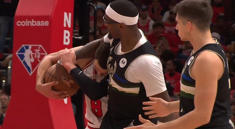 Zach LaVine tries to fight Bobby Portis after he puts him in headlock