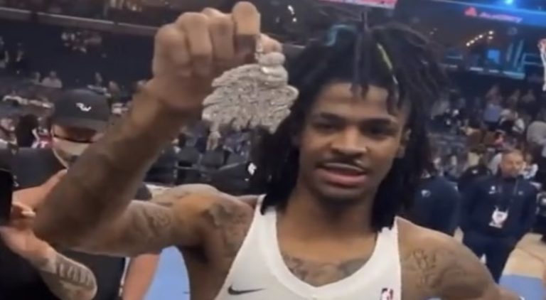 Moneybagg Yo gave Bread Gang chain to Ja Morant after Grizzlies game