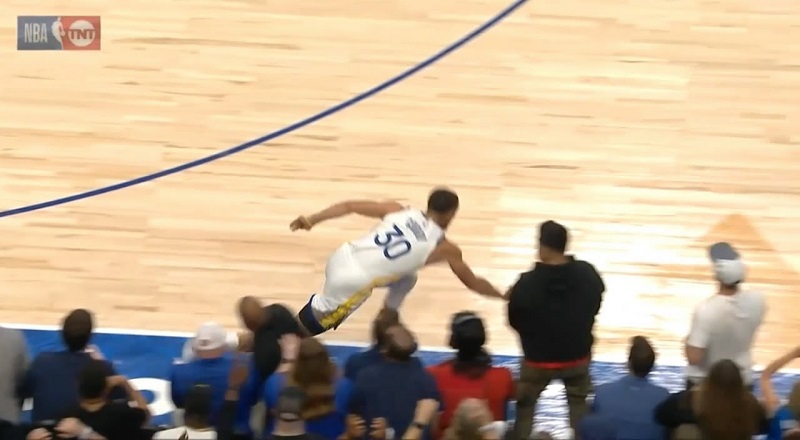 Stephen Curry trips over a vendor at halftime