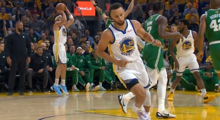 Stephen Curry celebrates before Klay Thompson hits the three pointer