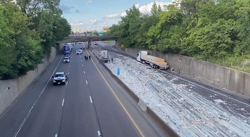 Tractor trailer carrying alfredo sauce spills on I-55 in Memphis