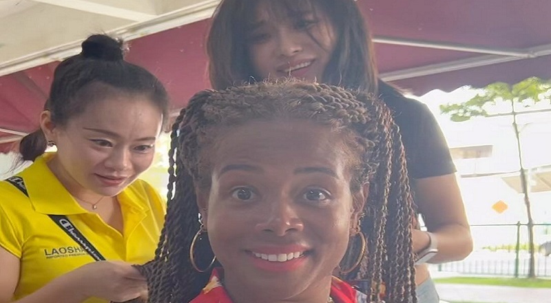 Kelis lets random people in Singapore play with her hair
