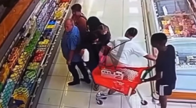 Family tries to steal woman's wallet from her waist in supermarket