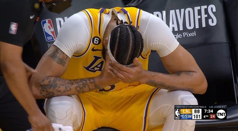 Anthony Davis gets elbowed in the face by Kevon Looney
