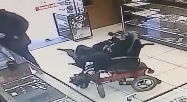 Armless man robs a jewelry store by holding gun with his foot
