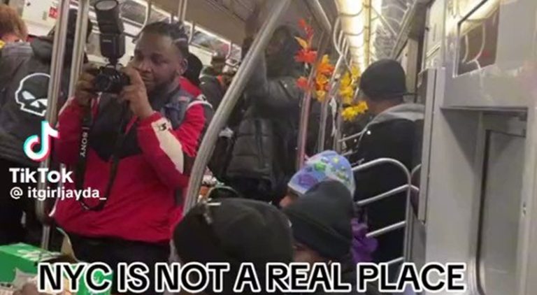 People had Thanksgiving dinner on an NYC subway