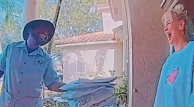 Mail carrier hilariously calms a woman he startled during delivery